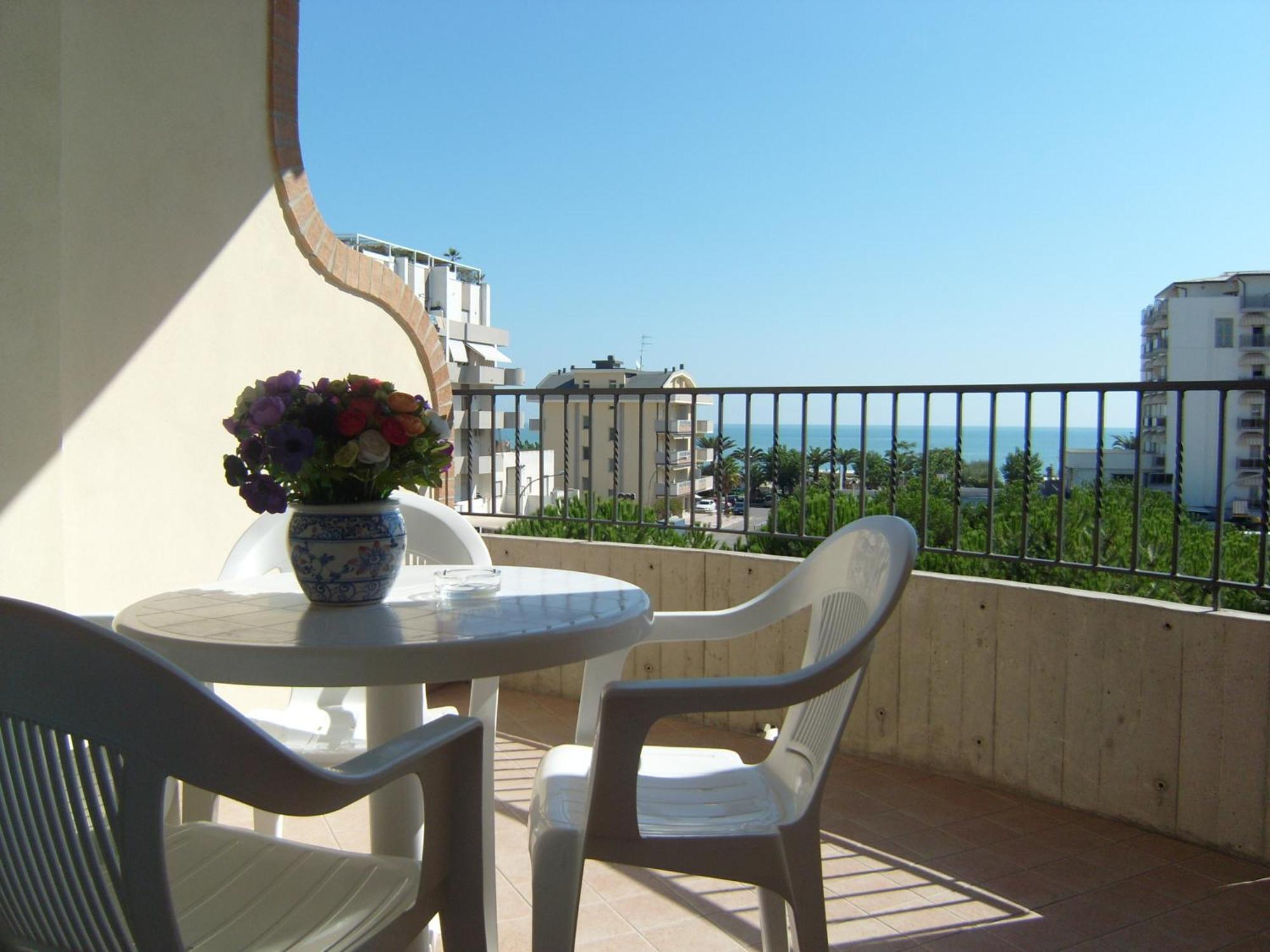 Residence Torre Del Mar Alba Adriatica Exterior photo